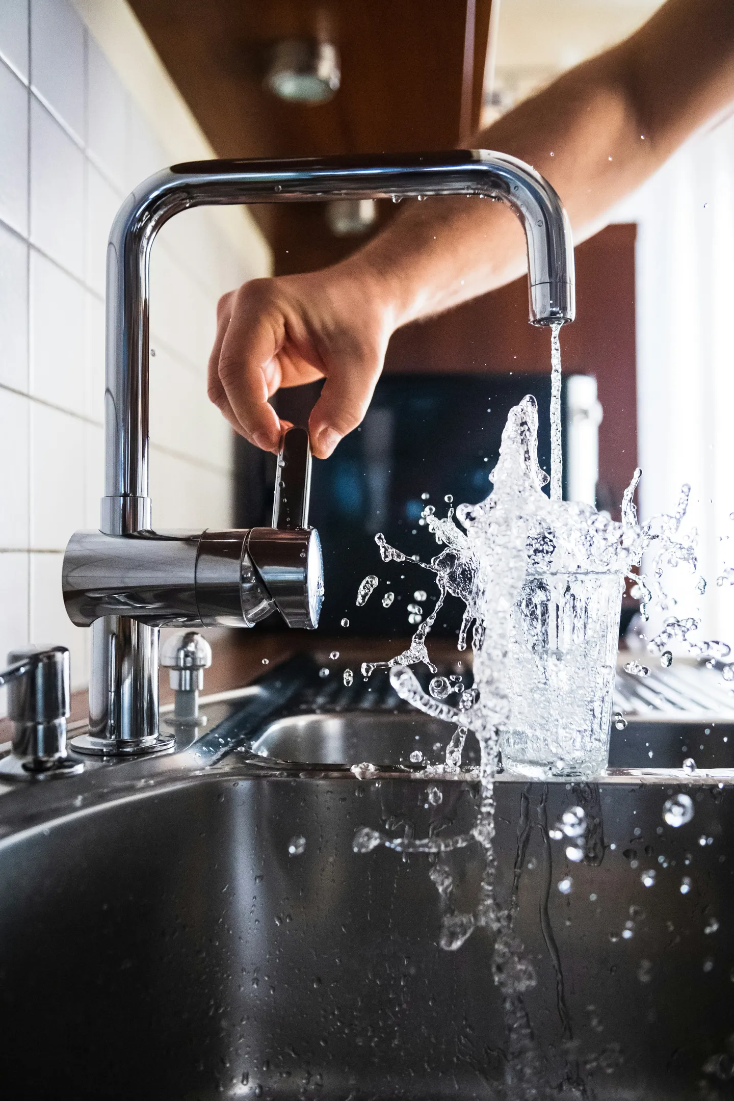 Grifo y vaso con agua — administración de agua Avegas
